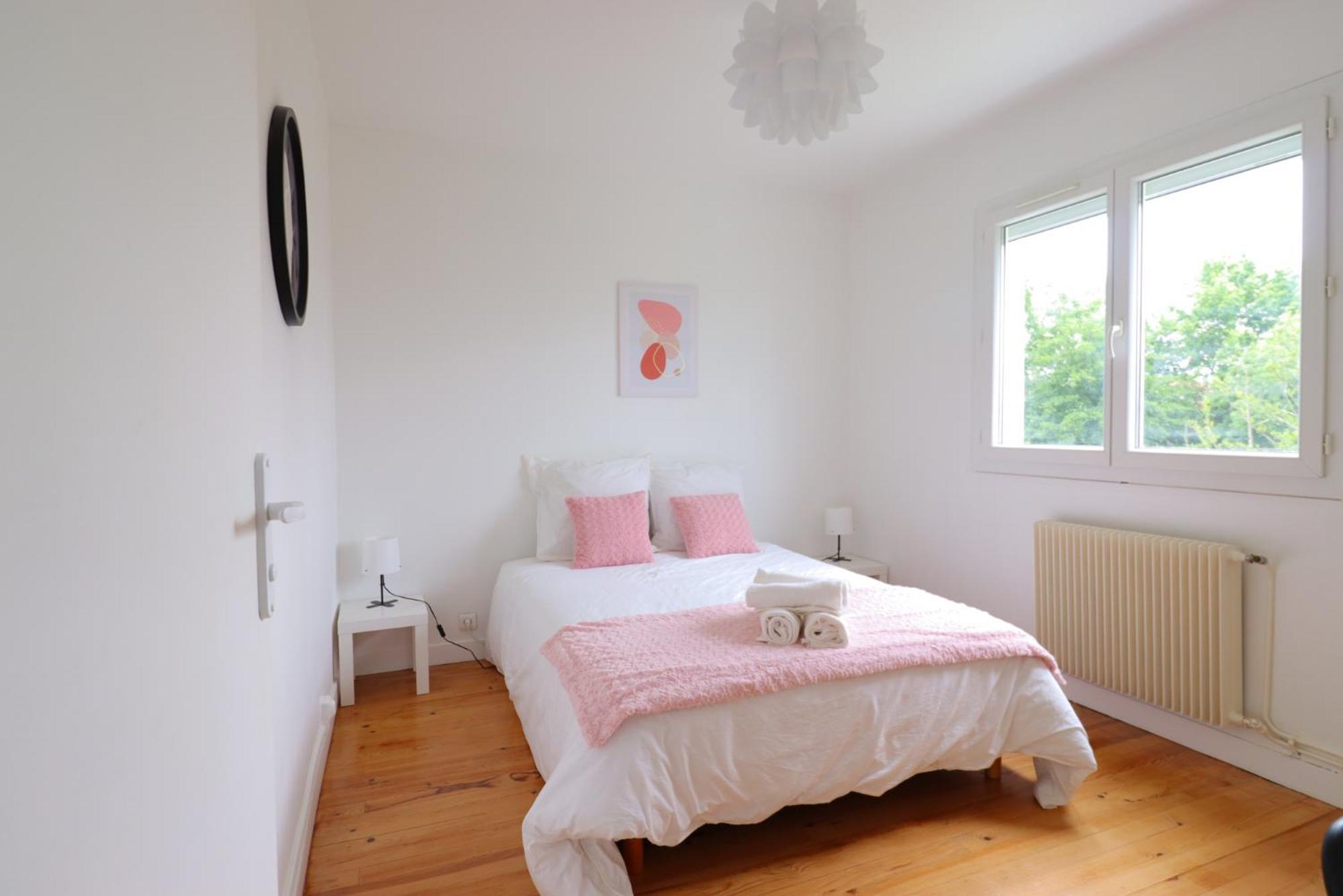 Le Ambroise - T3 Spacieux Et Calme Avec Parking Gratuit Bergerac Room photo